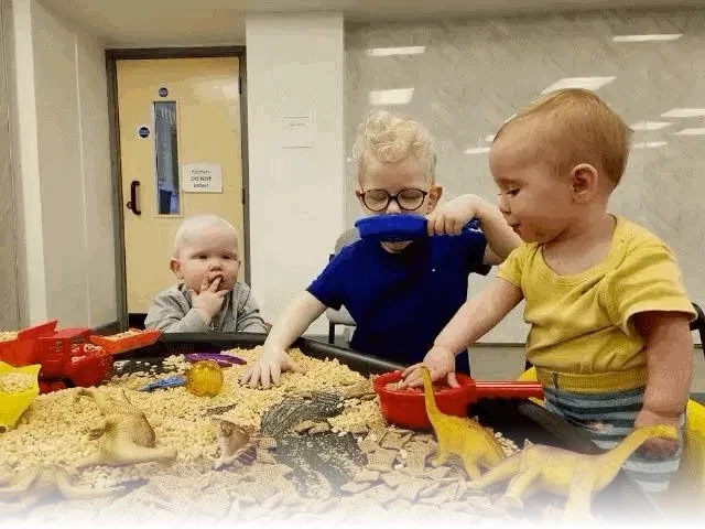 3 young children playing tpgetjer